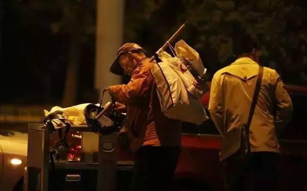 含著淚看完的！一位拾荒老人，溫暖了整個(gè)人間