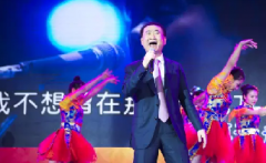 “國(guó)民公公”王健林火了，首富玩起了搖滾